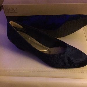 BLUE VELVET TEXTURE PUMP
